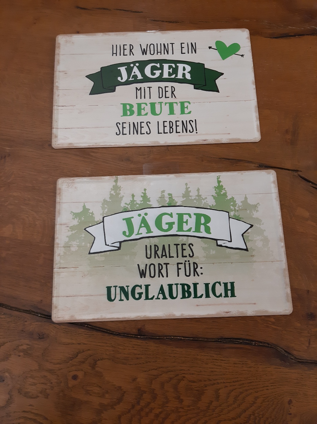 Blechschilder über die Jagd