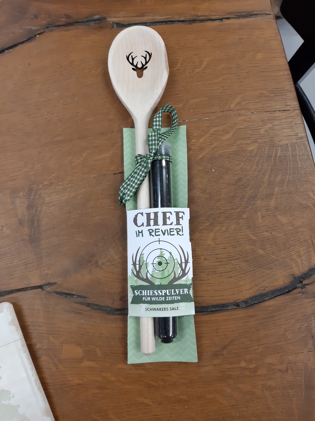 Kochlöffel mit schwarzem Salz