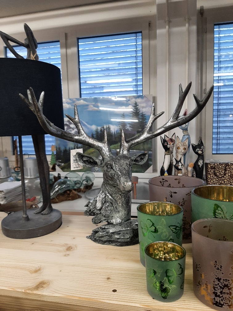 Hirsch aus Polyresin silbrig