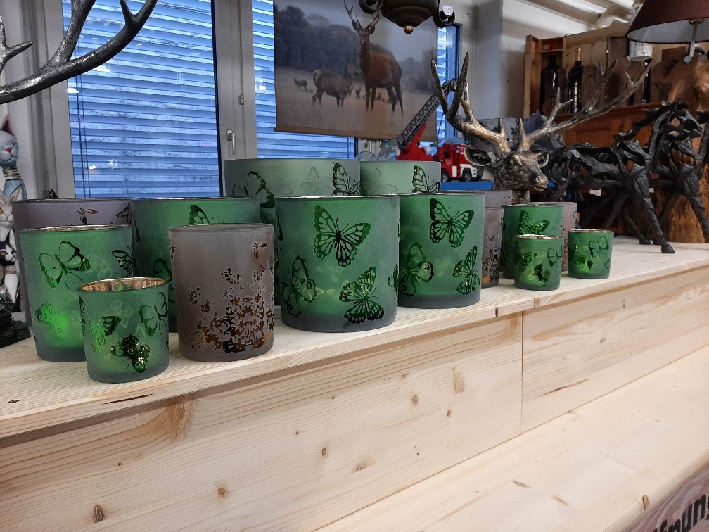 Windlichter mit Schmetterlingen, diverse Grössen in Grün und Violett